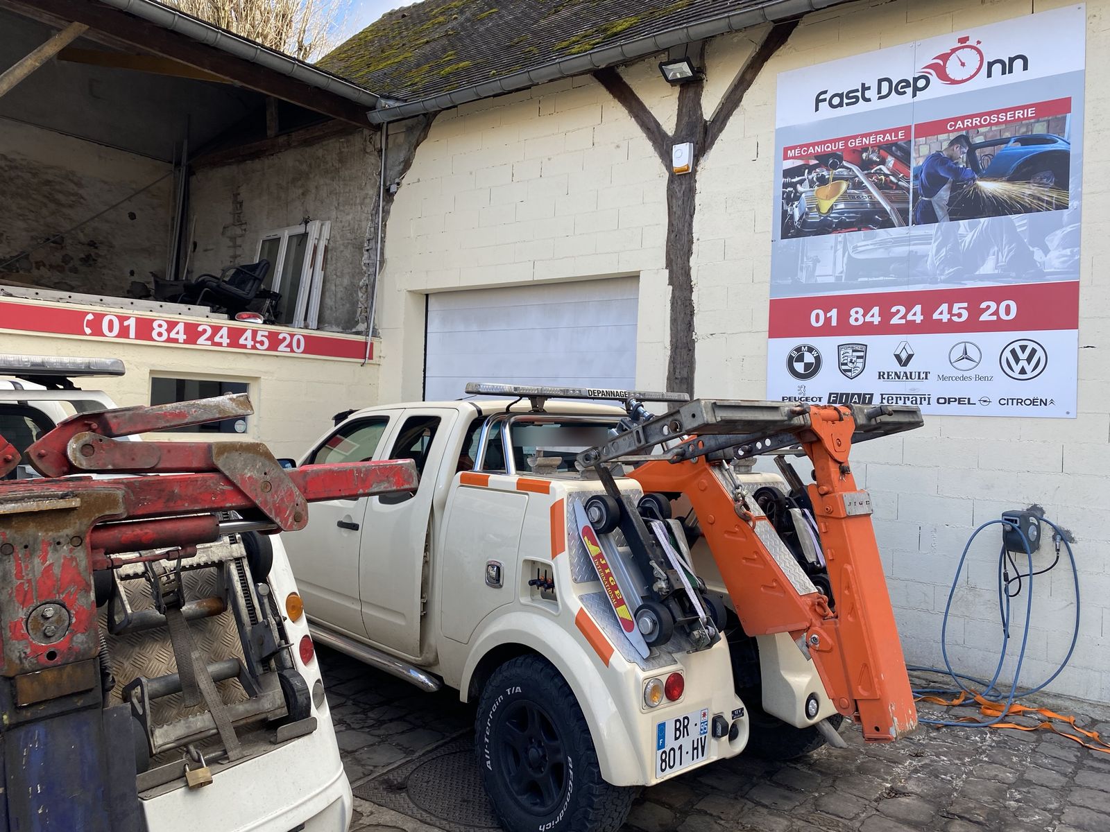 Dépanneuse Fast Depann devant le garage