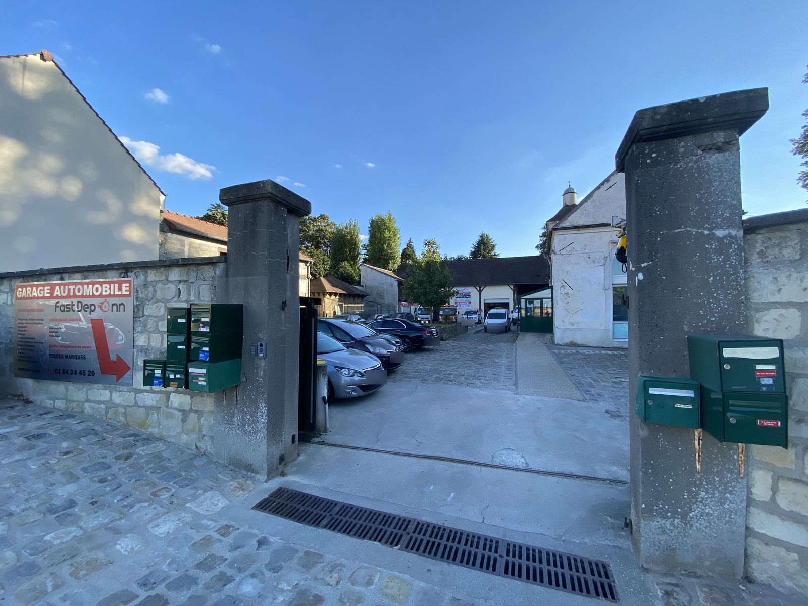 Entrée du garage Fast Depann depuis la rue à Chennevières-lès-Louvres