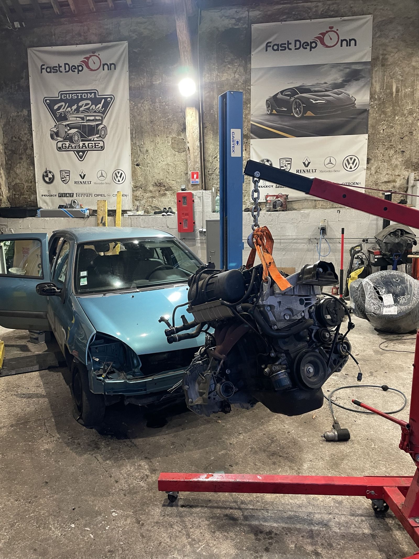 Moteur sorti à la grue d'atelier pour réparation